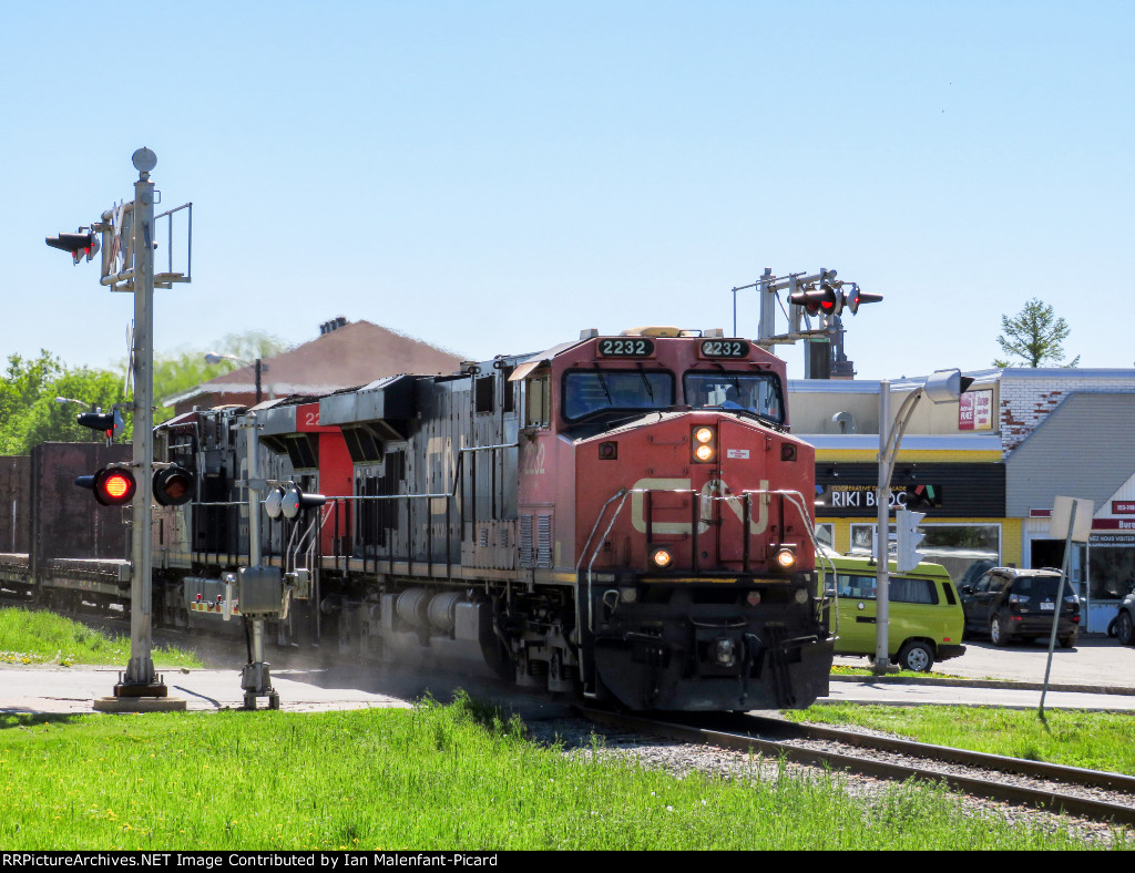 CN 2232 leads 402 at Belzile street